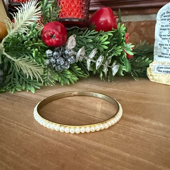 Vintage 1984 Elegant Pearl Bangle Bracelet - Picture 2 of 9